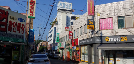 지난 21일 일요일 오후 코로나19 확진자가 무더기로 나온 둔산전자타운과 오렌지타운 사무실이 위치한 대전 탄방동 일대로, 사람과 자동차 등으로 붐비는 시간임에도 한산한 모습이다.